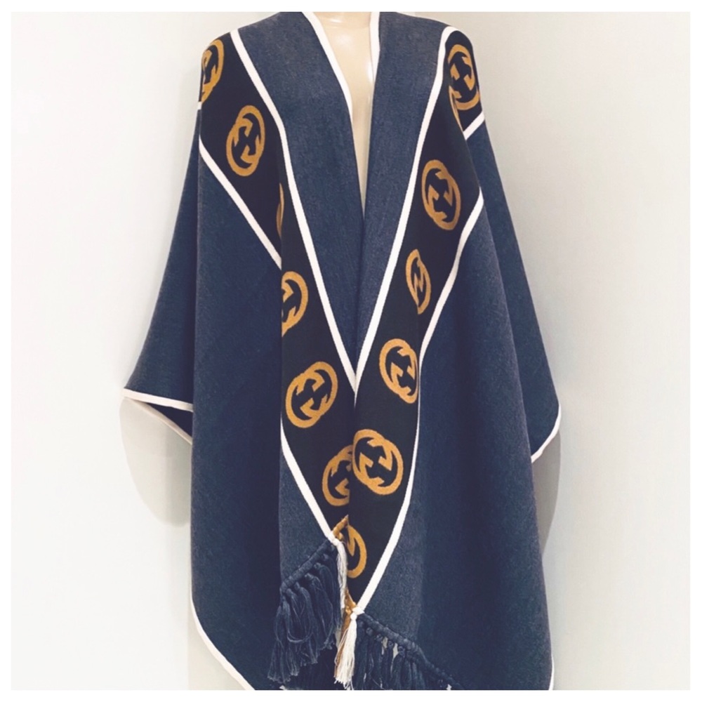 GUCCI REVERSIBLE UNISEXI INTERLOCKING GG CAPE. - Picture 4 of 13